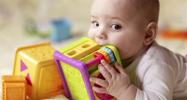 اسباب بازی مناسب از تولد تا 12 ماهگی